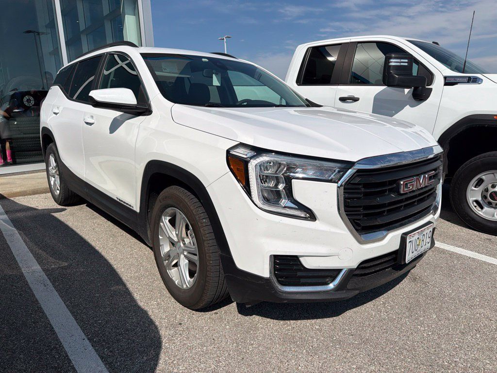 Used 2022 GMC Terrain SLE w/ Driver Convenience Package FWD image 2