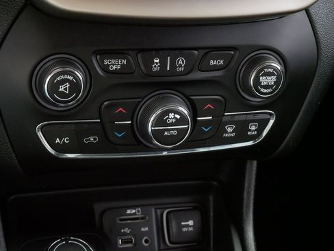 Used 2015 Jeep Cherokee Limited image 23