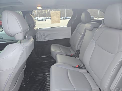 Used 2025 Toyota Sienna XLE image 13