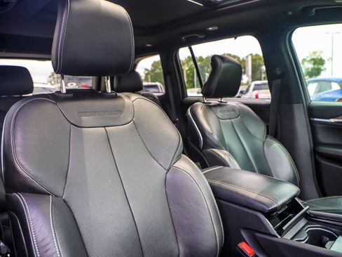 Used 2023 Jeep Grand Cherokee Overland w/ Luxury Tech Group IV AWD/4WD image 12