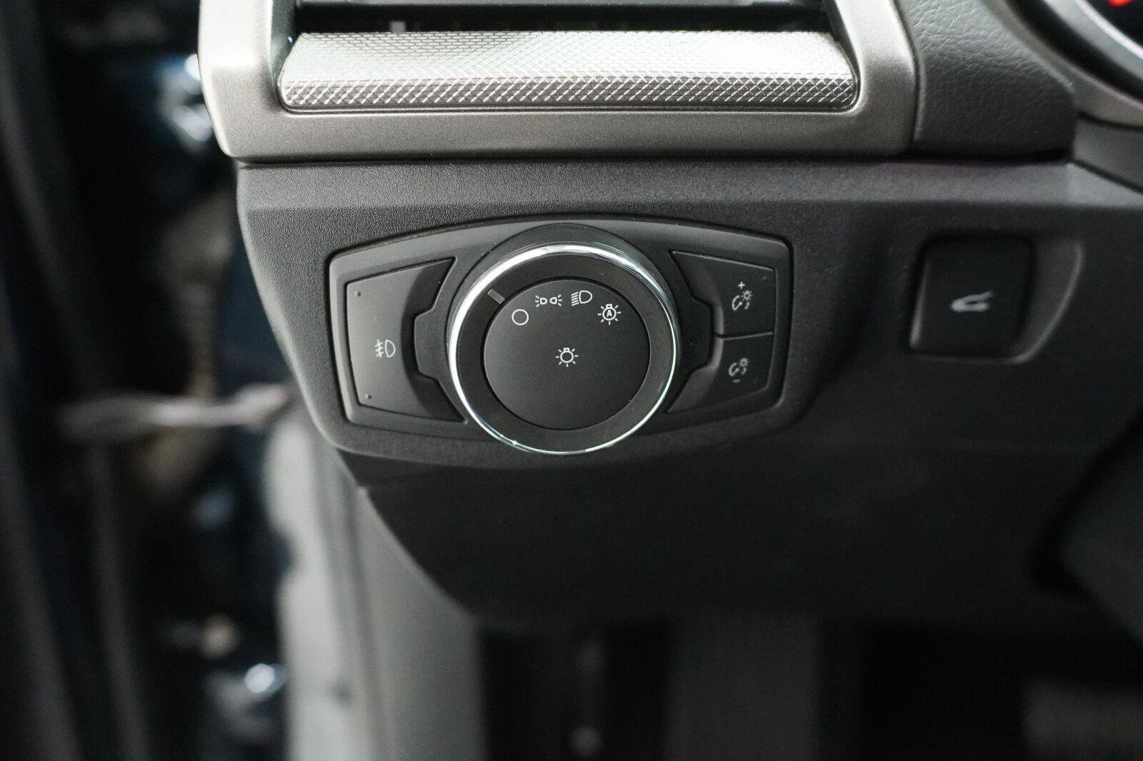 Used 2020 Ford Fusion SE w/ Equipment Group 151A FWD image 17