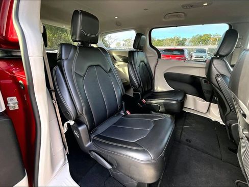 Used 2024 Chrysler Pacifica Touring-L image 24