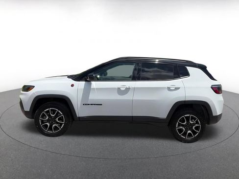 Used 2025 Jeep Compass Trailhawk AWD/4WD image 9