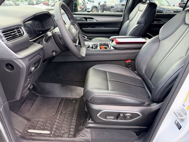 Used 2025 Jeep Wagoneer L Series III AWD/4WD image 4