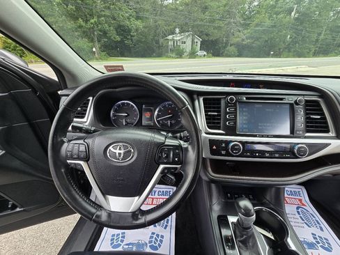 Used 2017 Toyota Highlander XLE w/ Carpet Mat Package AWD/4WD image 22