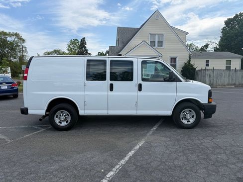 Used 2017 Chevrolet Express 2500 RWD image 2