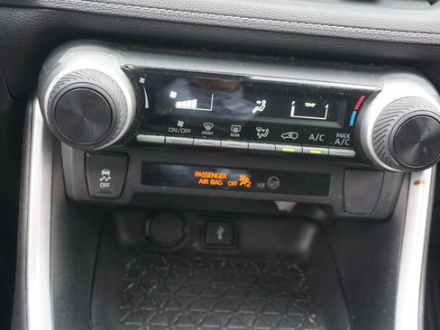 Used 2021 Toyota RAV4 LE FWD image 11