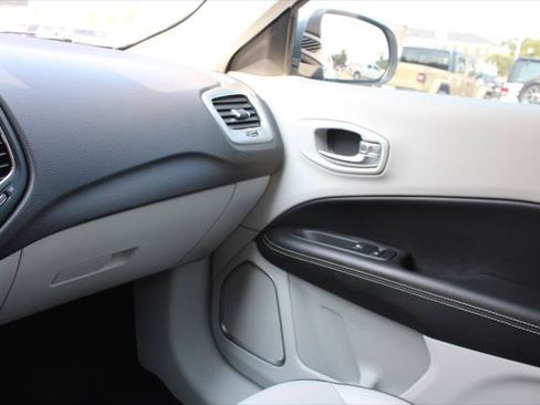 Certified 2020 Jeep Compass Latitude w/ Safety & Security Group FWD image 30