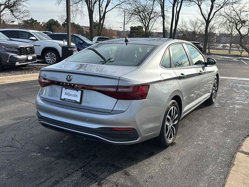 Used 2025 Volkswagen Jetta SE image 8