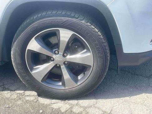 Used 2019 Jeep Cherokee Limited AWD/4WD image 11