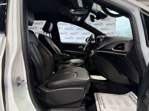 Used 2025 Chrysler Pacifica Select image 42