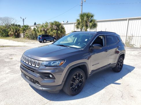 Used 2022 Jeep Compass Latitude image 3