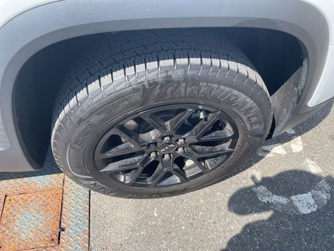 Used 2023 GMC Acadia SLT image 2