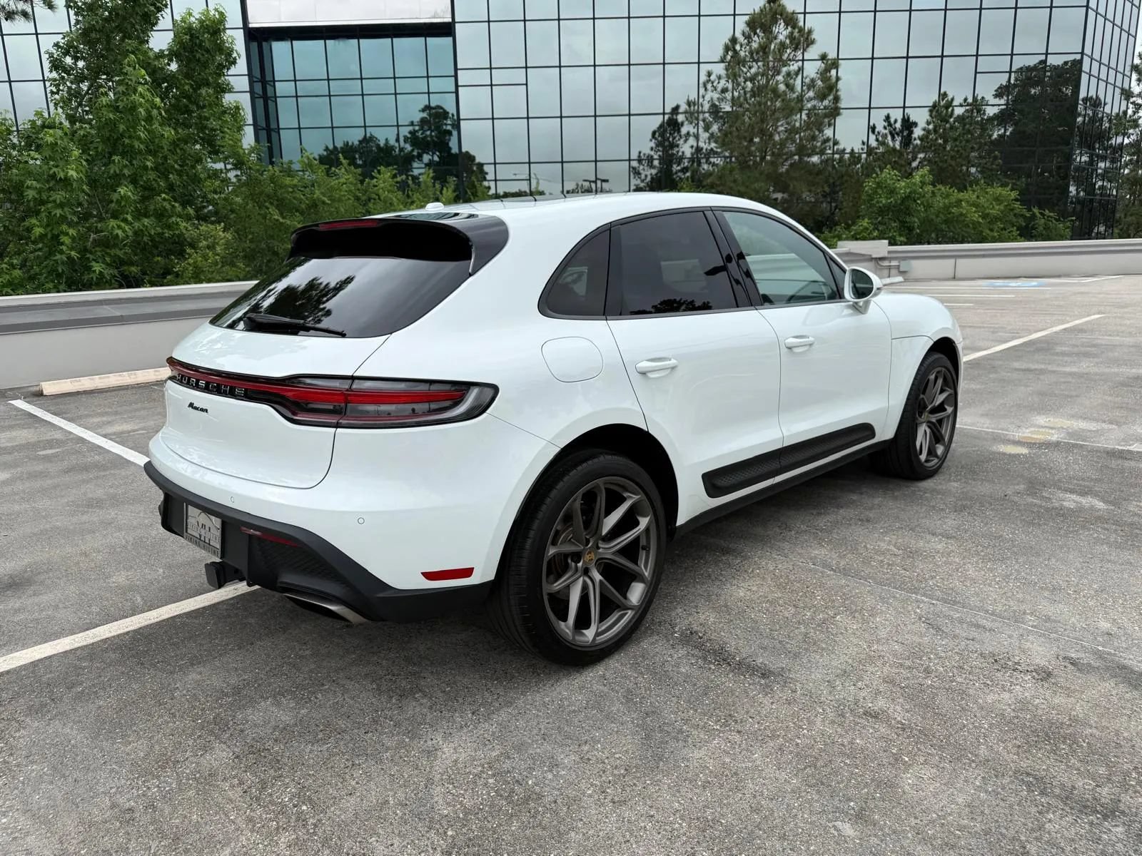 Used 2022 Porsche Macan w/ Premium Package Plus AWD/4WD image 38