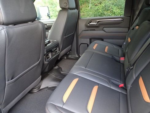 Used 2025 GMC Sierra 2500 AT4 w/ AT4 Premium Plus Package image 8