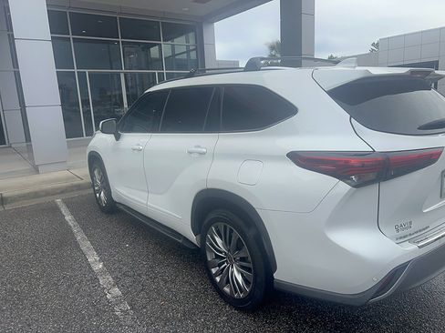 Used 2022 Toyota Highlander Platinum FWD image 2