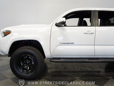 Used 2018 Toyota Tacoma TRD Sport w/ Technology Package RWD image 24