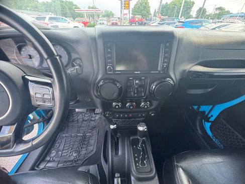 Used 2017 Jeep Wrangler Unlimited Sahara AWD/4WD image 3