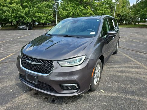 Used 2023 Chrysler Pacifica Touring-L FWD image 2