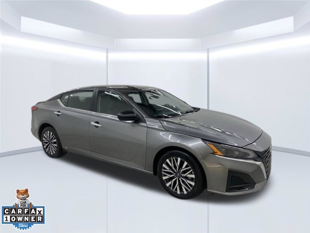 Used 2025 Nissan Altima 2.5 SV FWD image 2