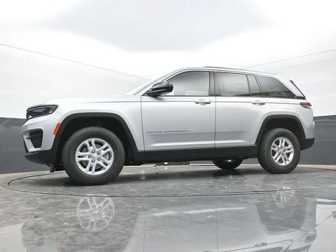 Used 2025 Jeep Grand Cherokee Laredo AWD/4WD image 44