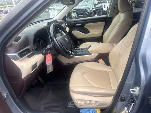 Used 2021 Toyota Highlander XLE AWD/4WD image 14