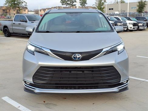 Used 2024 Toyota Sienna XLE image 4