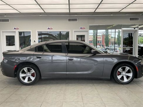 Used 2016 Dodge Charger SXT RWD image 4