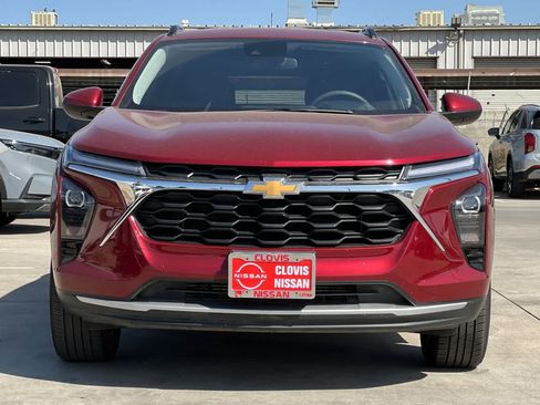 Used 2025 Chevrolet Trax LT FWD image 11