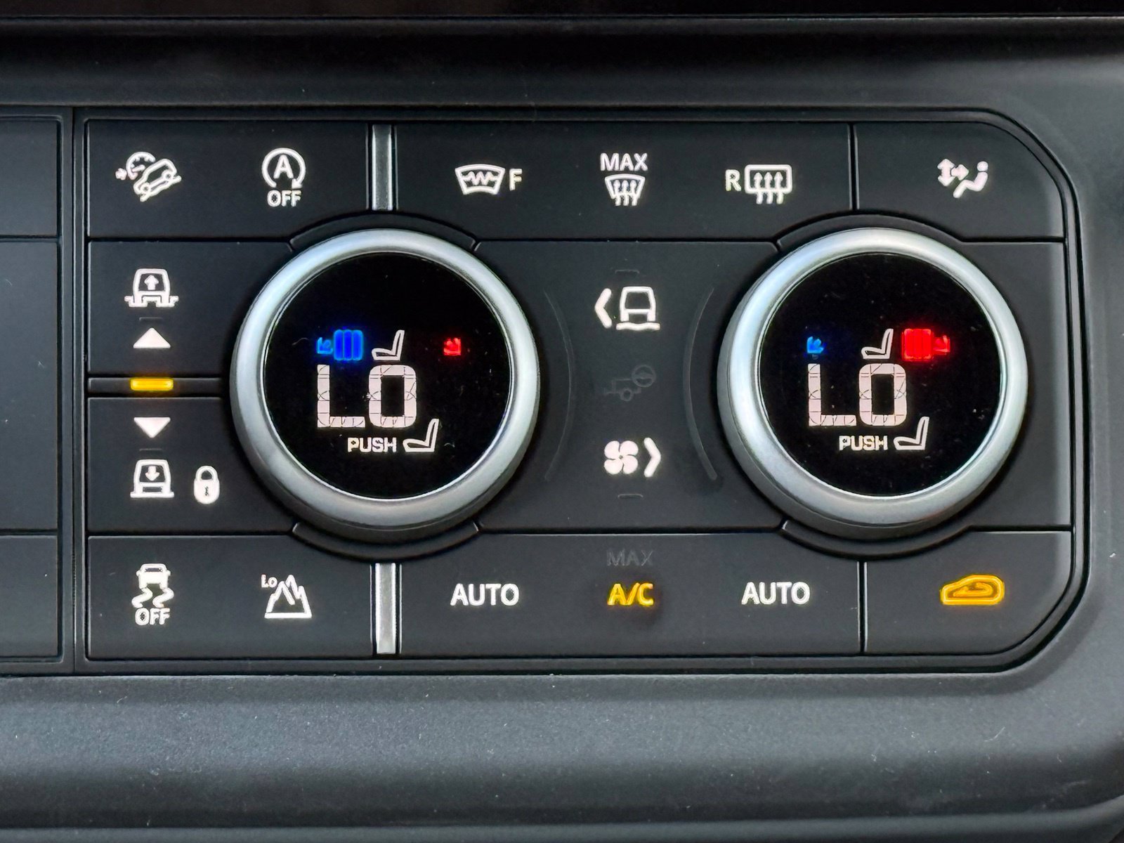 New 2026 Land Rover Defender 110 X-Dynamic SE AWD/4WD image 28