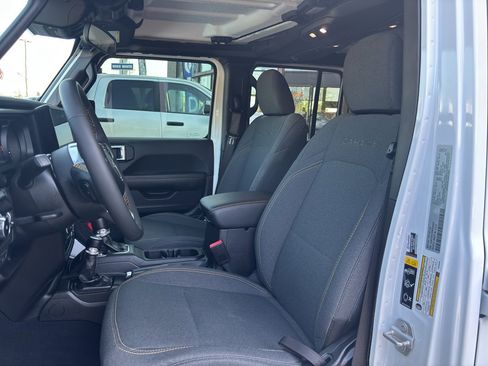Used 2024 Jeep Wrangler Sahara image 15