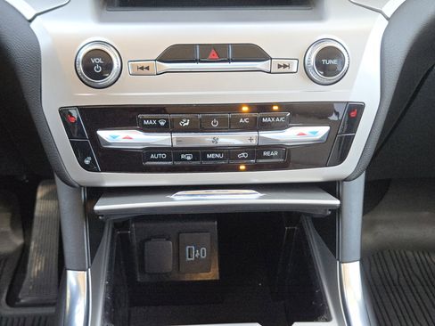 Used 2022 Ford Explorer XLT w/ Equipment Group 202A image 19