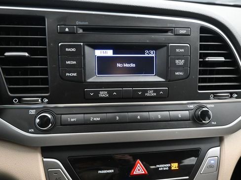 Used 2017 Hyundai Elantra SE w/ Cargo Package image 16