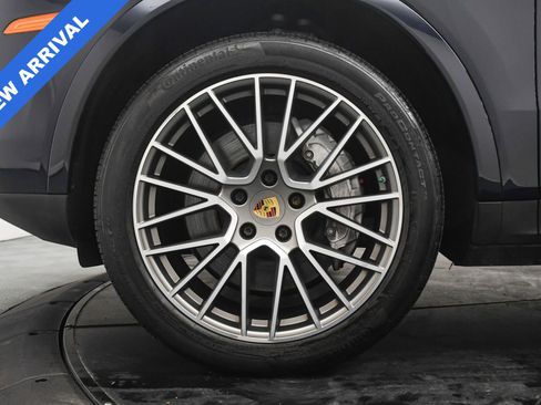 Used 2023 Porsche Cayenne Platinum Edition image 31