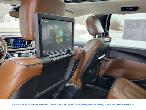 Used 2017 Chrysler Pacifica Limited image 41