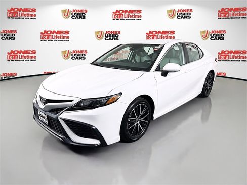 Certified 2022 Toyota Camry SE image 12