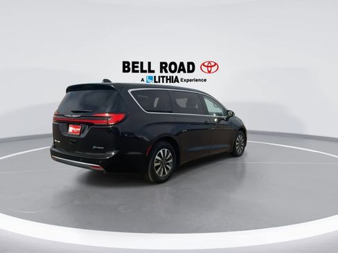 Used 2024 Chrysler Pacifica Select image 8