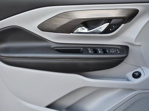 Used 2023 GMC Terrain SLE w/ Driver Convenience Package image 9