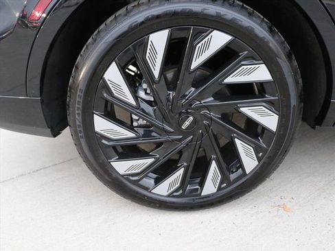 Used 2024 Lincoln Nautilus Reserve w/ Equipment Group 202A image 7