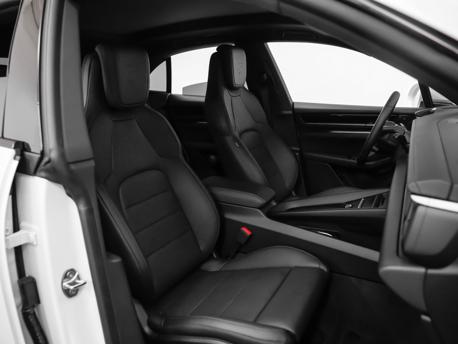 Certified 2025 Porsche Macan 4S Electric AWD/4WD image 19