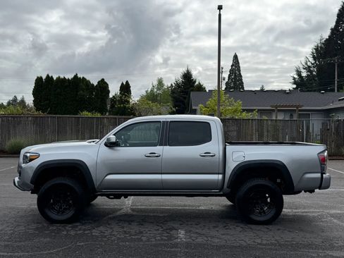 Used 2022 Toyota Tacoma TRD Off-Road w/ TRD Premium Off Road Package AWD/4WD image 2