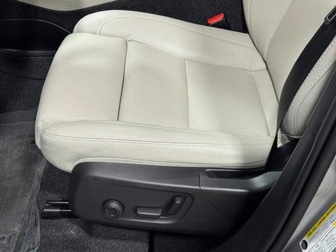 Used 2025 Volvo XC40 B5 Ultra image 33