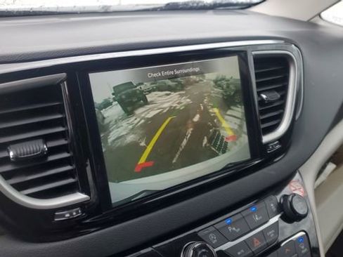 Certified 2024 Chrysler Pacifica Touring-L image 18