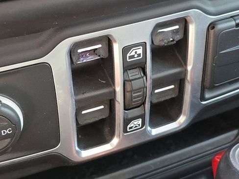 Used 2018 Jeep Wrangler Unlimited Sahara image 11