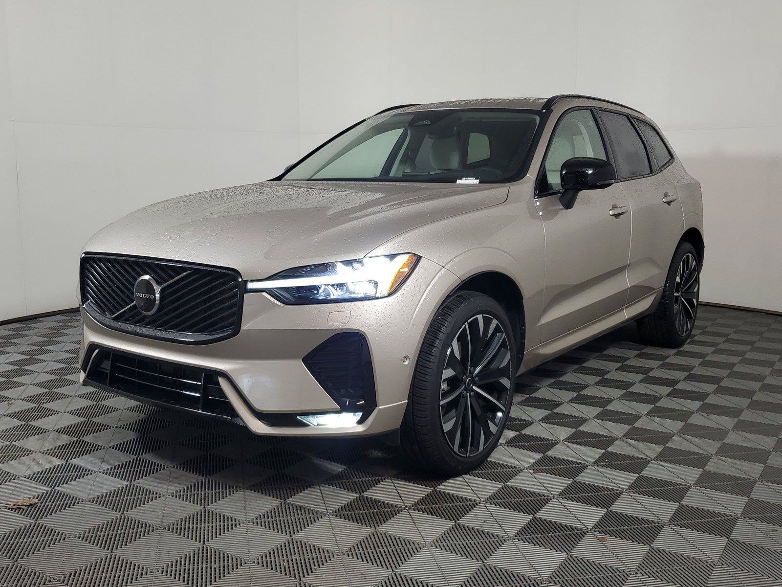 Used 2026 Volvo XC60 B5 Ultra AWD/4WD image 3