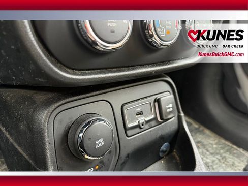 Used 2016 Jeep Renegade Latitude image 16