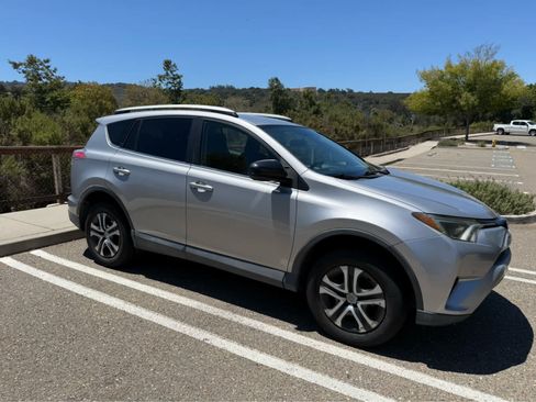 Used 2016 Toyota RAV4 LE FWD image 2