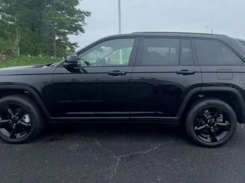 Used 2023 Jeep Grand Cherokee Limited w/ Black Appearance Package RWD image 5