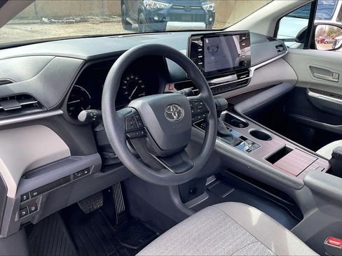 Used 2024 Toyota Sienna LE image 17