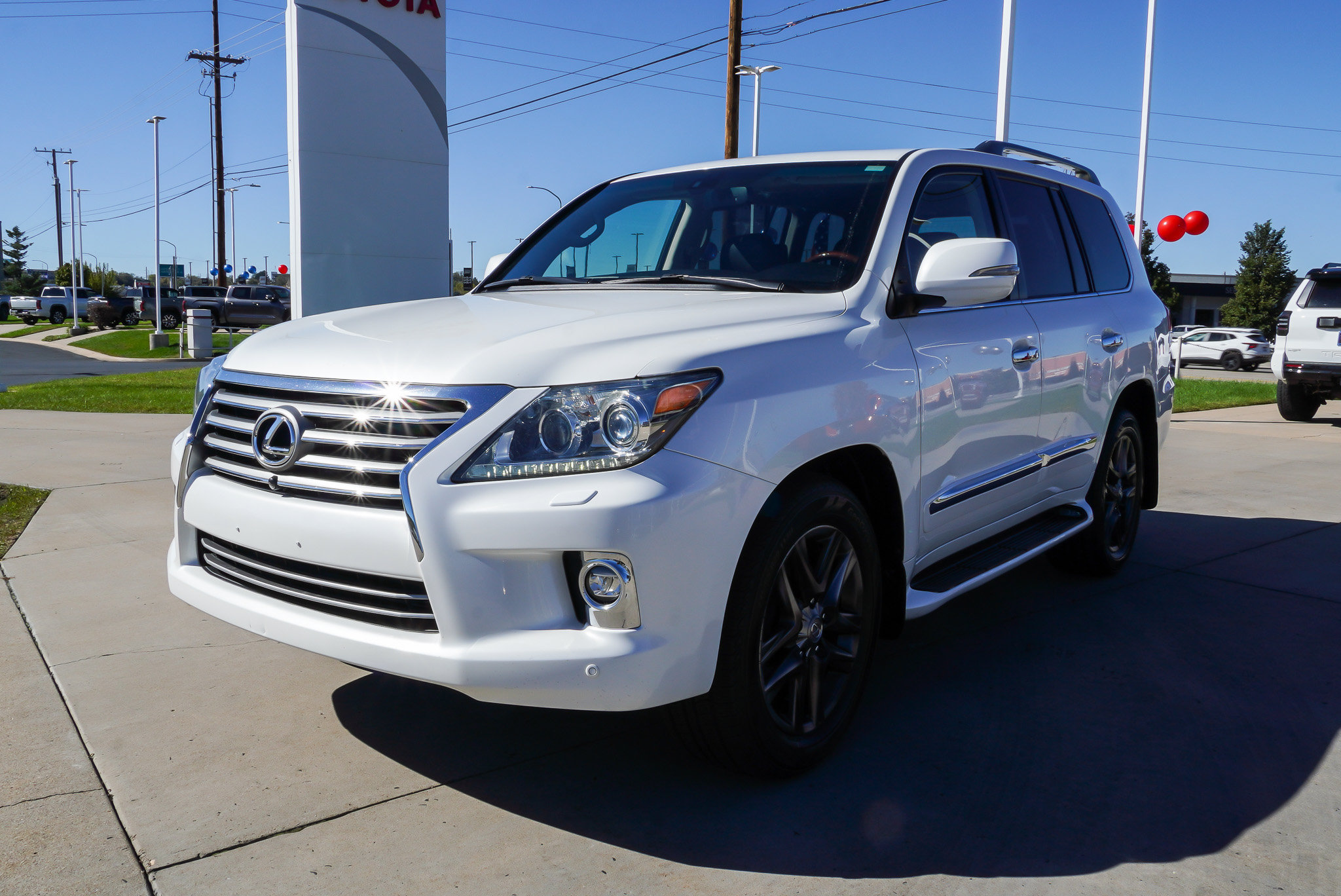 Used 2015 Lexus LX 570 4WD w/ Luxury Package image 9